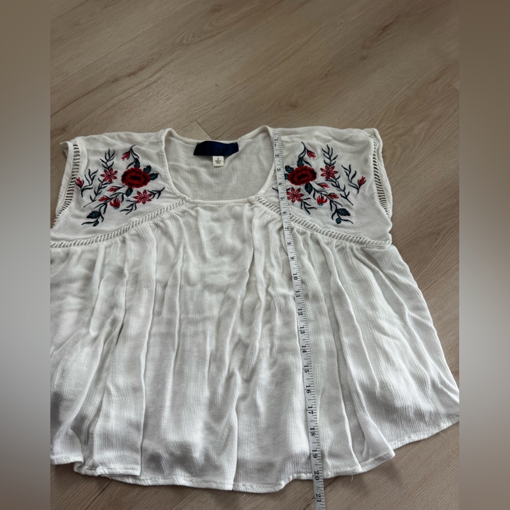 Source Unknown White Blouse with Red Floral Embroidery - Picture 4 of 6